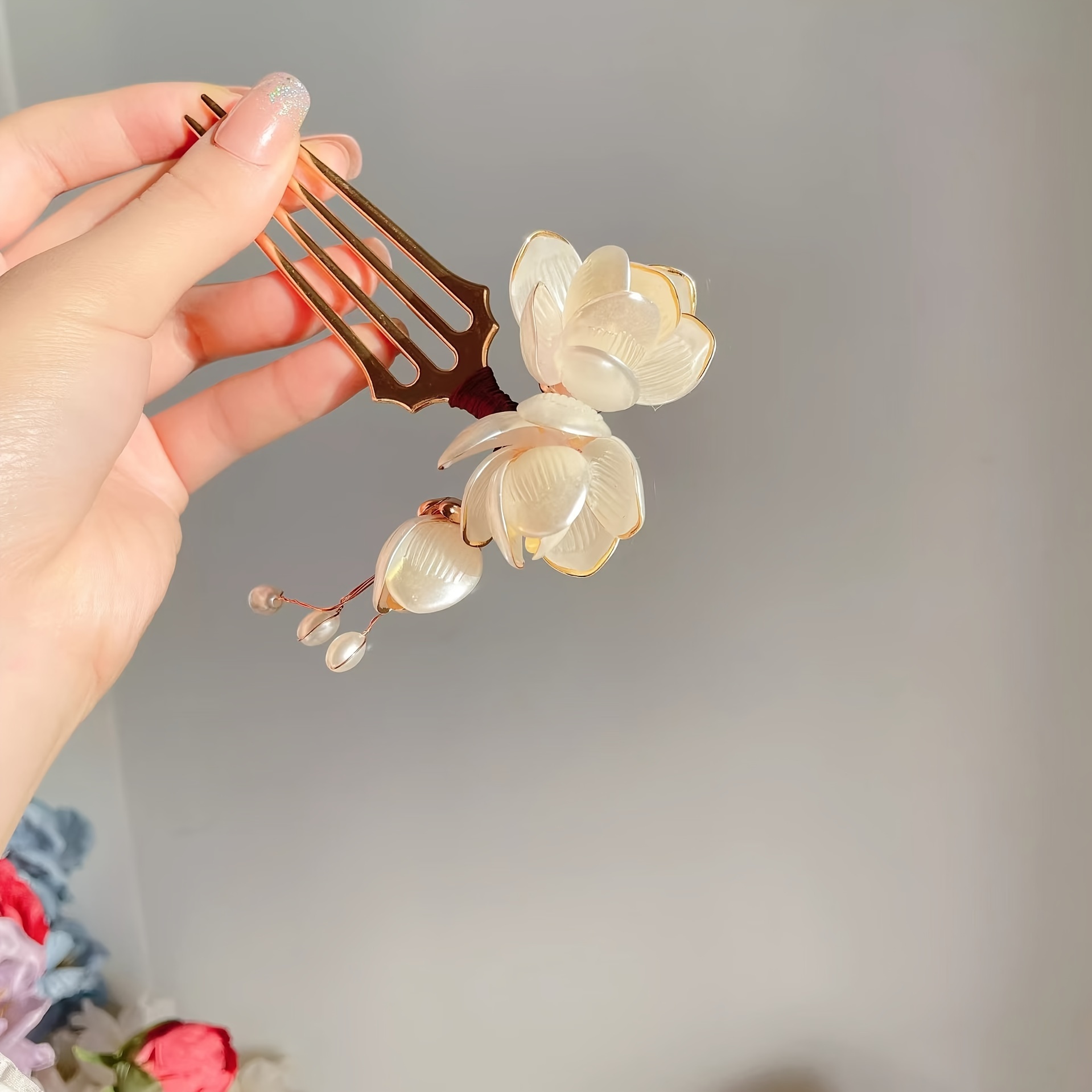 Tech Accessories Women - Chinesischer Haarkamm im Muschel-Magnolien-Design mit Perlenquaste,
